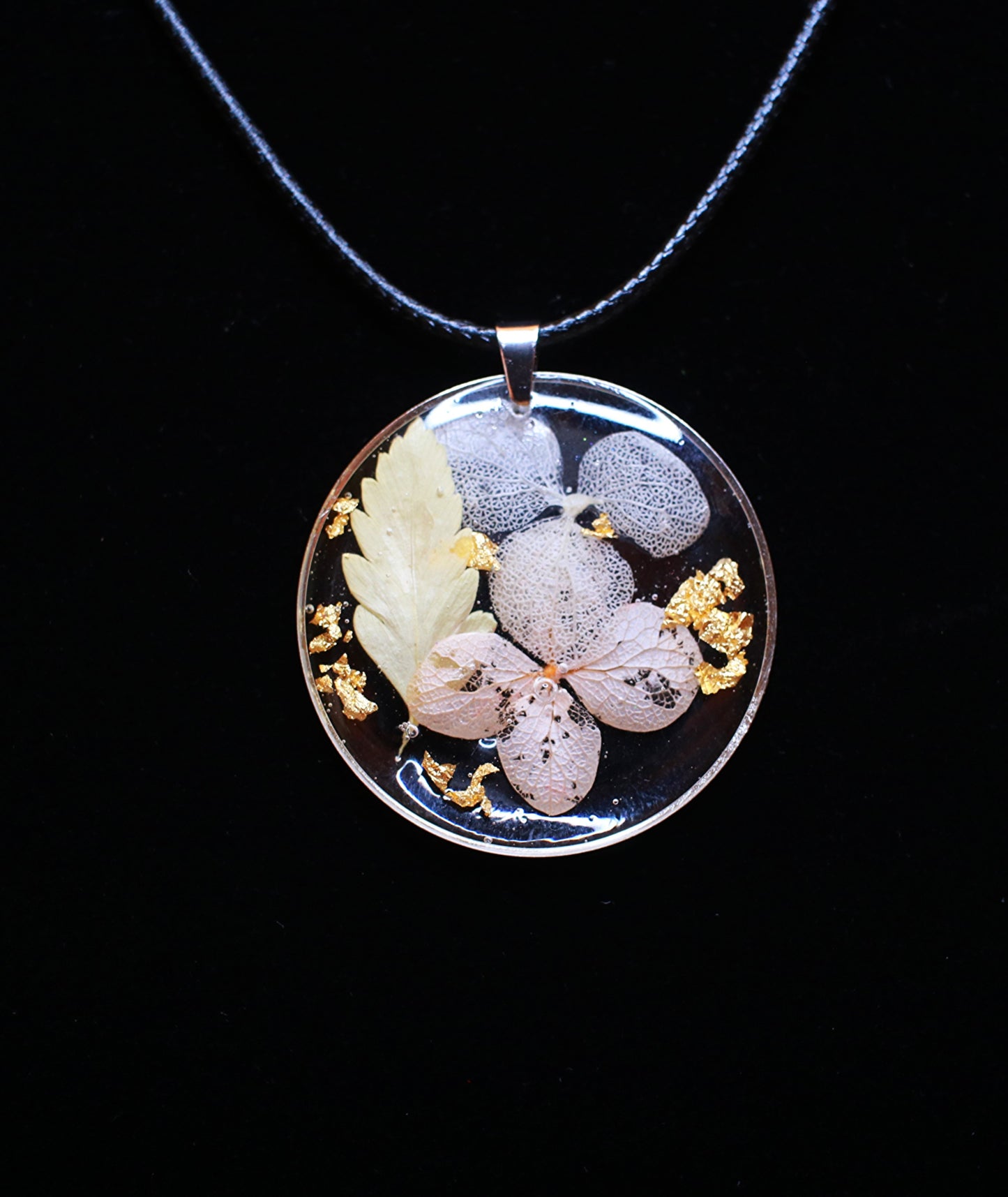 Round necklace featuring flowers with black rope