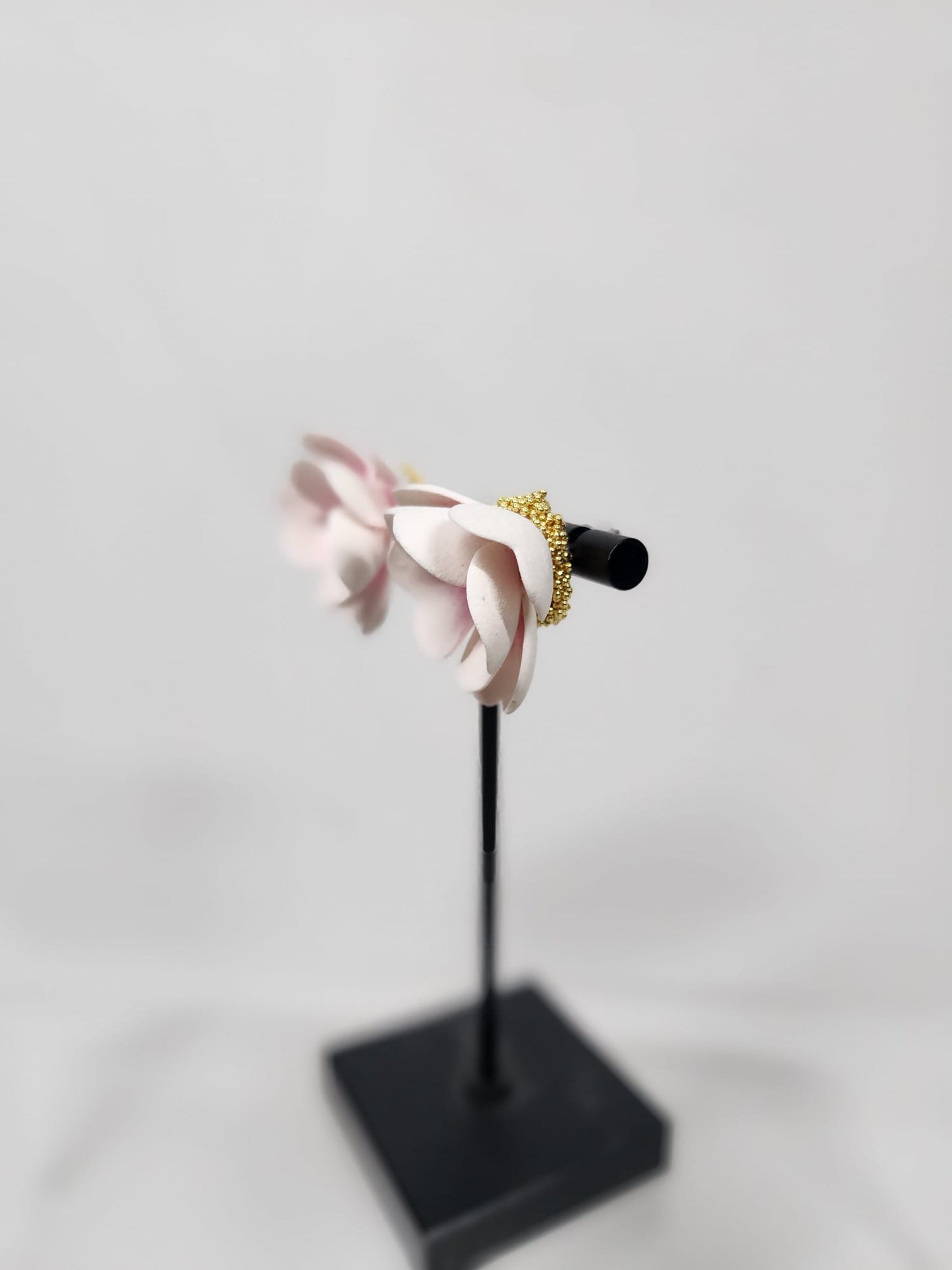 Cerramic earrings - white flowers