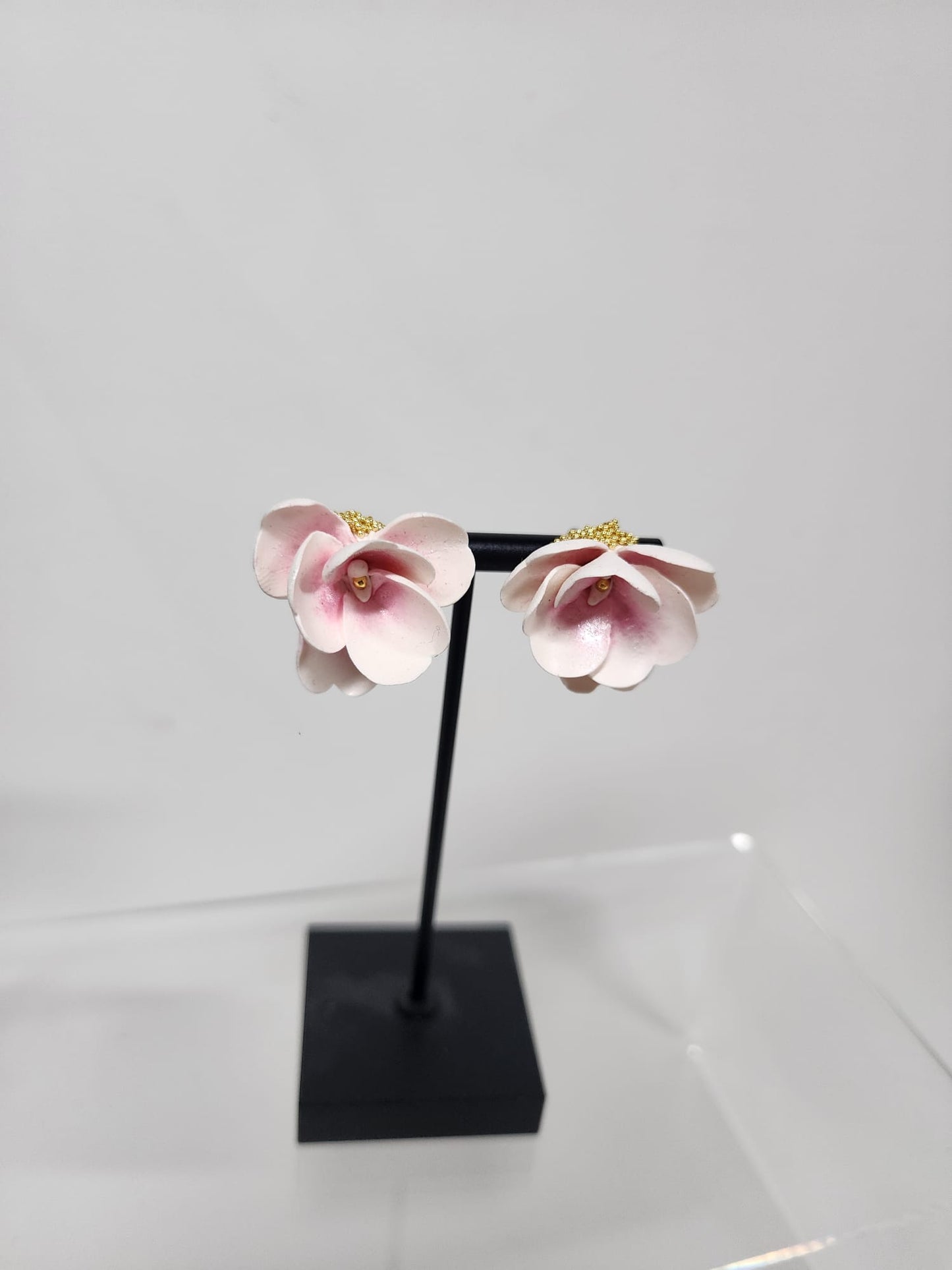 Cerramic earrings - white flowers